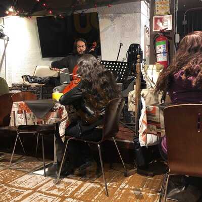 Piel Morena, Cafeteria De Barrio