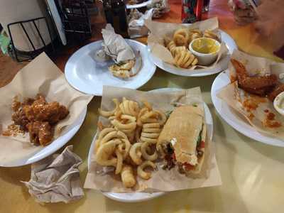 Hooters Plaza Central