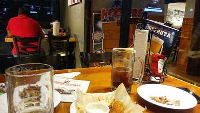 Hooters Plaza Central