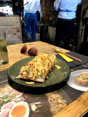 Izayaka Sushi, Ramen & Roll