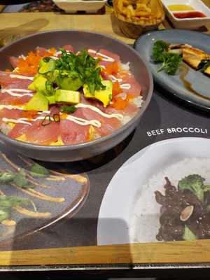 Izayaka Sushi, Ramen & Roll