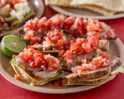 Duros Y Guacamayas Hernández.