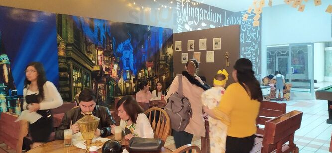 Platform 9 3/4 Cafeteria Magica