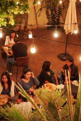 Lou's Taller De Pizza