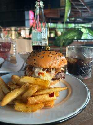 Mu. Burgerhouse Av. Nader