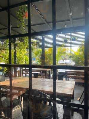 Mu. Burgerhouse Av. Nader