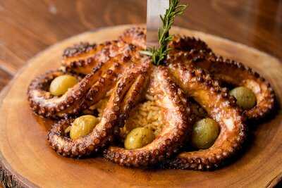 La Corriente Cevichería + Nais - Cacho