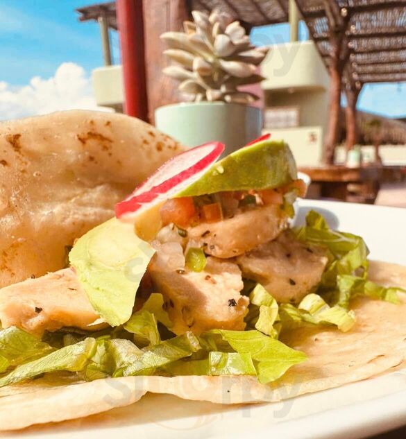 Tres Palapas Bar & Grill