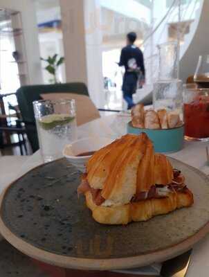 Em Art Gallery Café