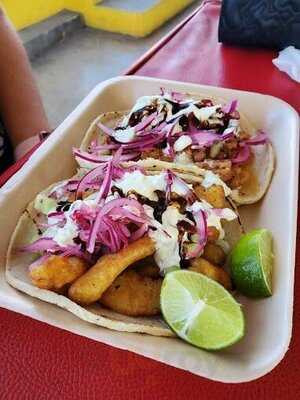 El Anzuelo Taco Fish Piña