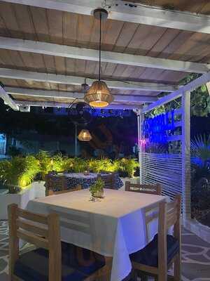 Acroyali Gyros Cancun | Greek Food 