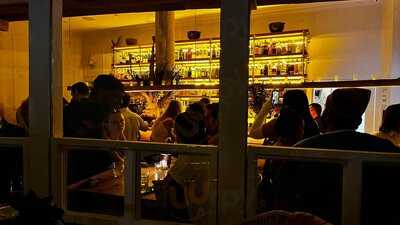 Entre Perros Y Lobos