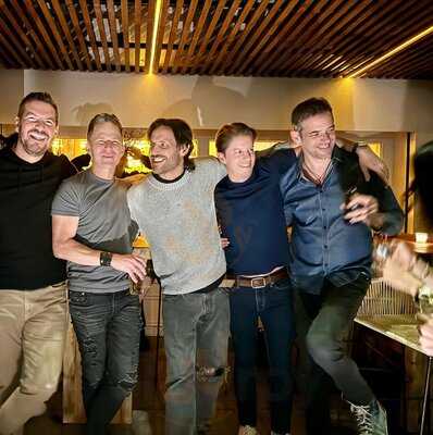 Entre Perros Y Lobos