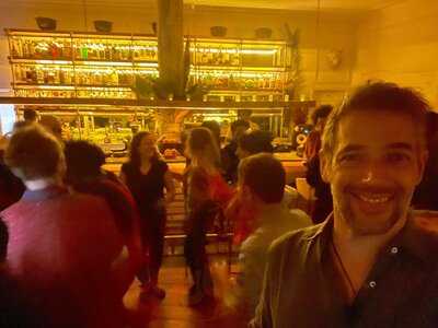 Entre Perros Y Lobos