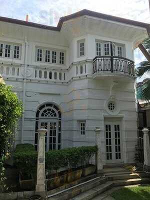 Beach Blanket Babylon