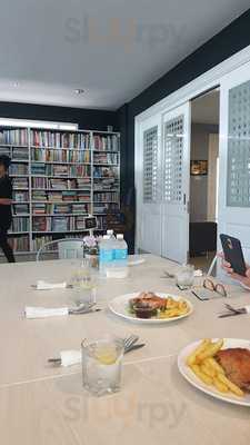 Le Parlour Cafe Studio