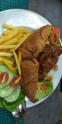 Le Shady Trinity Cafe