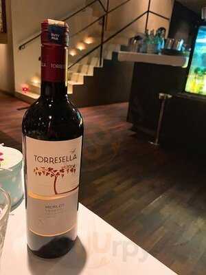 Leonardo's Dining Room & Wine Loft