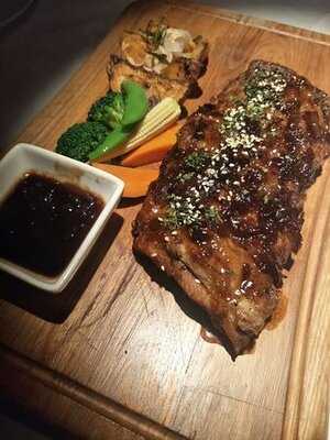 Leonardo's Dining Room & Wine Loft