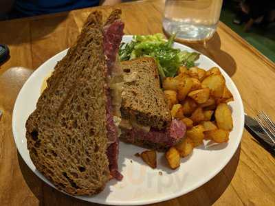 Benji's Kafe & Bistro