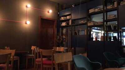 Library Coffee Bar, Publika