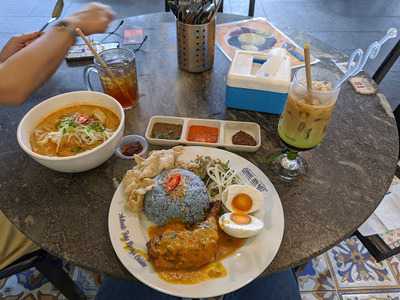 Nyonya Tingkat Signature