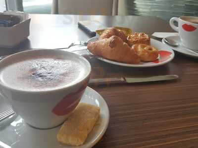 Makan2 Coffee House - Hotel Royal