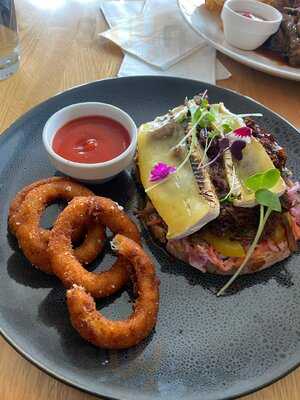 Alpha Street Kitchen & Bar