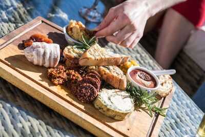 Tides Bar And Eatery