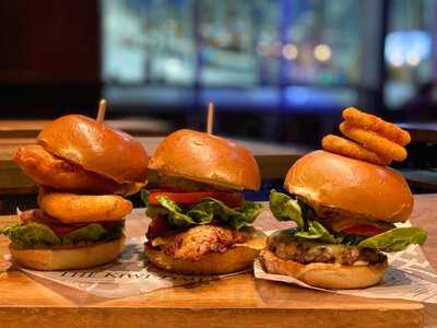 7 Summits Restaurant & Bar