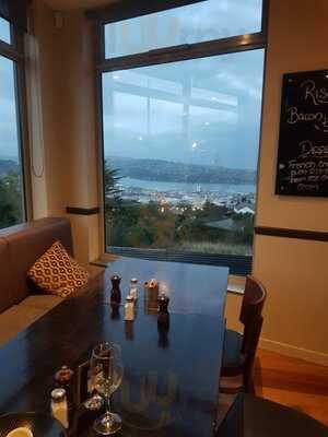 Luna Bar & Restaurant