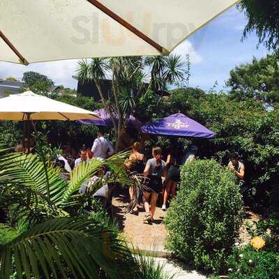 The Middle Restaurant & Bar