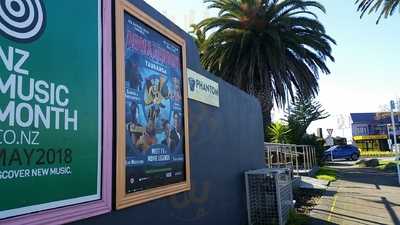 Breakers Cafe And Bar