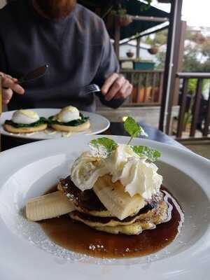 The Realm Tavern And Grill