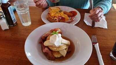 The Realm Tavern And Grill