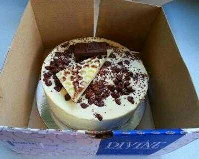 Divine Cakes & Desserts