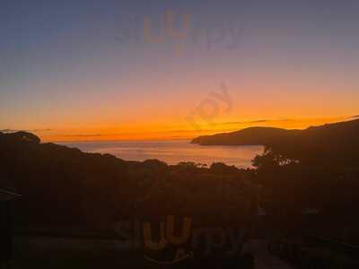 Currach Irish Pub & The Innkeeper's Lodge