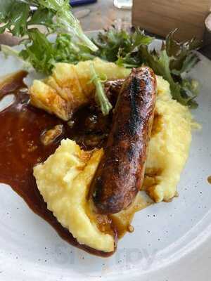 Currach Irish Pub & The Innkeeper's Lodge