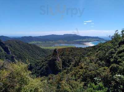 Currach Irish Pub & The Innkeeper's Lodge