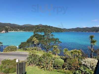 Tipi And Bobs Waterfront Lodge