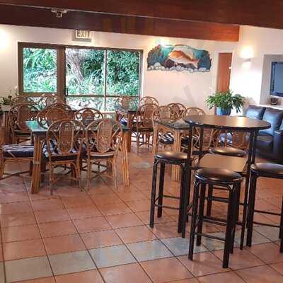 Tipi And Bobs Waterfront Lodge