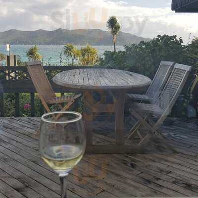 Tipi And Bobs Waterfront Lodge