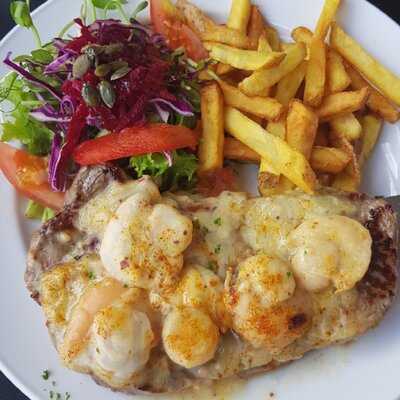 Tipi And Bobs Waterfront Lodge