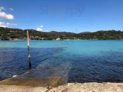 Tipi And Bobs Waterfront Lodge