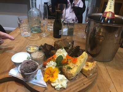 Tipi And Bobs Waterfront Lodge