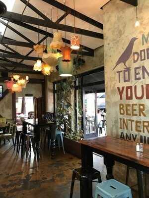 Mac's Neighbourhood Brewbar