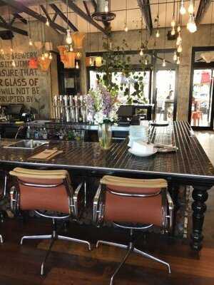 Mac's Neighbourhood Brewbar