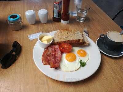 Metro Cafe And Metro Gallery