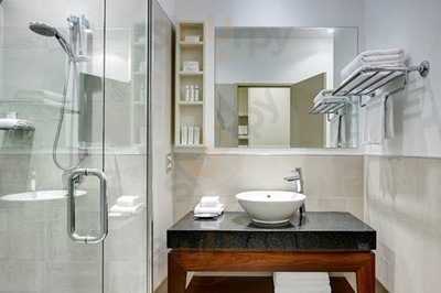 Bureau Bar And Kitchen