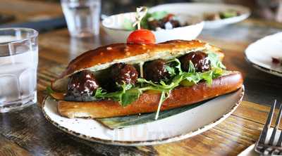 Izzy Restaurant And Bar